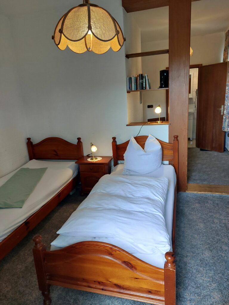 Gemütliches Gästezimmer im Schweizerhaus mit traditioneller Einrichtung