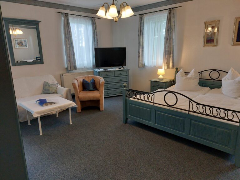 Gemütliches Gästezimmer im Schweizerhaus mit traditioneller Einrichtung