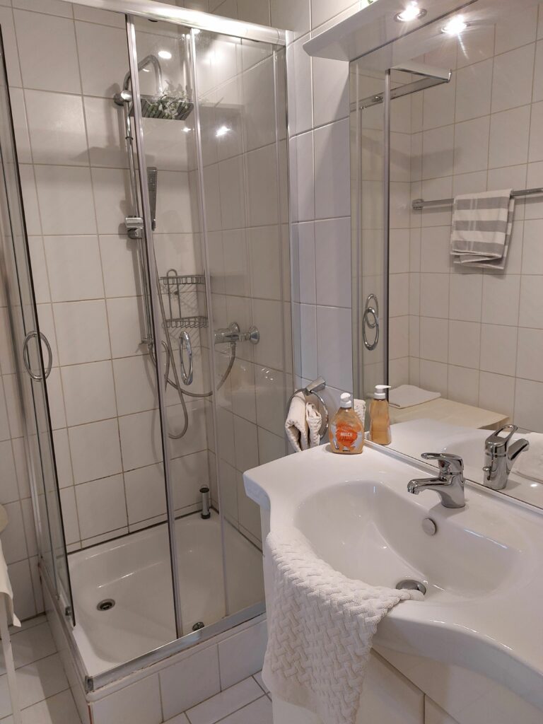 Gemütliches Gästezimmer im Schweizerhaus mit traditioneller Einrichtung