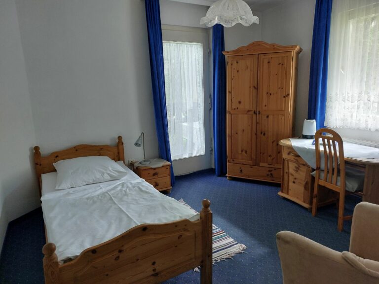 Gemütliches Gästezimmer im Schweizerhaus mit traditioneller Einrichtung